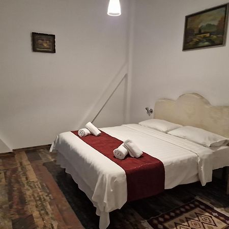 בראשוב Ullysses Guest House מראה חיצוני תמונה