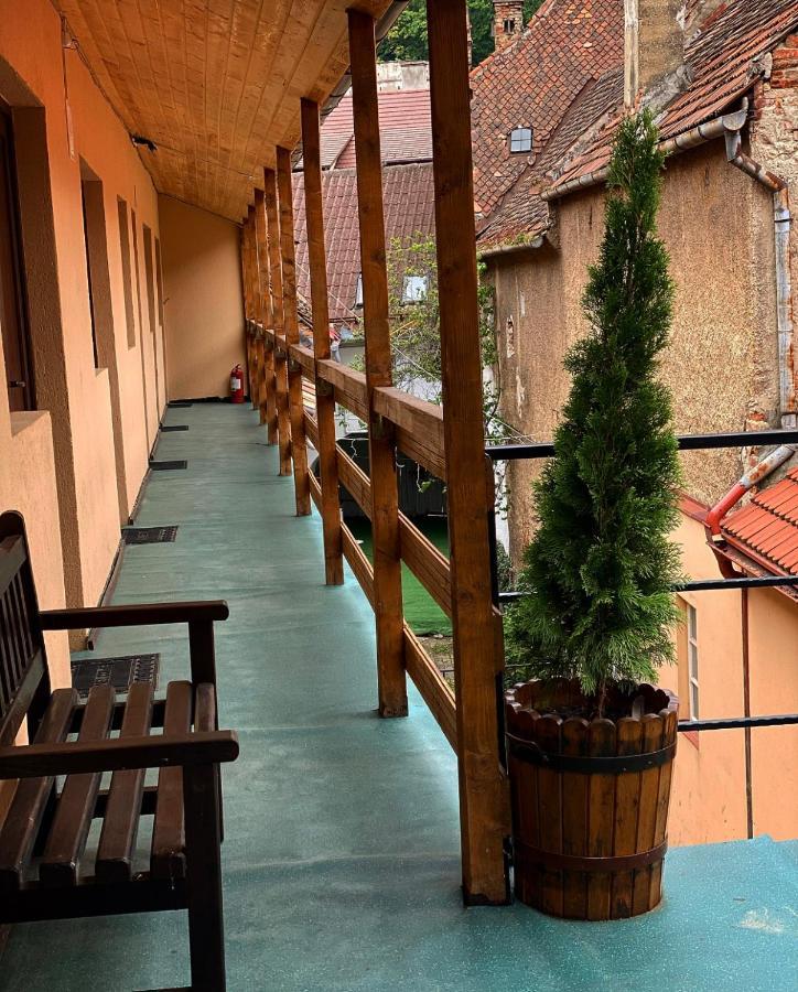 בראשוב Ullysses Guest House מראה חיצוני תמונה