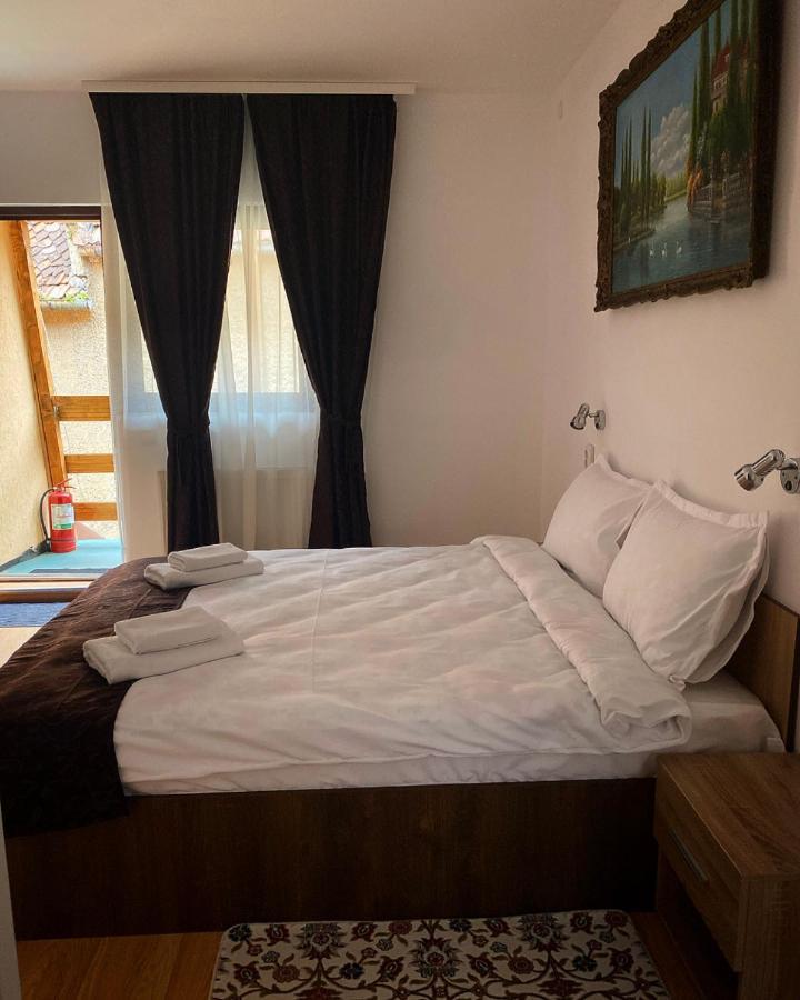 בראשוב Ullysses Guest House מראה חיצוני תמונה