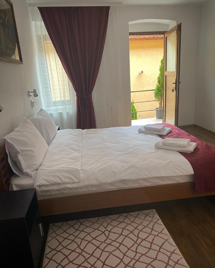 בראשוב Ullysses Guest House מראה חיצוני תמונה