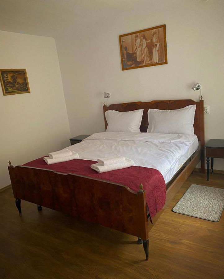 בראשוב Ullysses Guest House מראה חיצוני תמונה